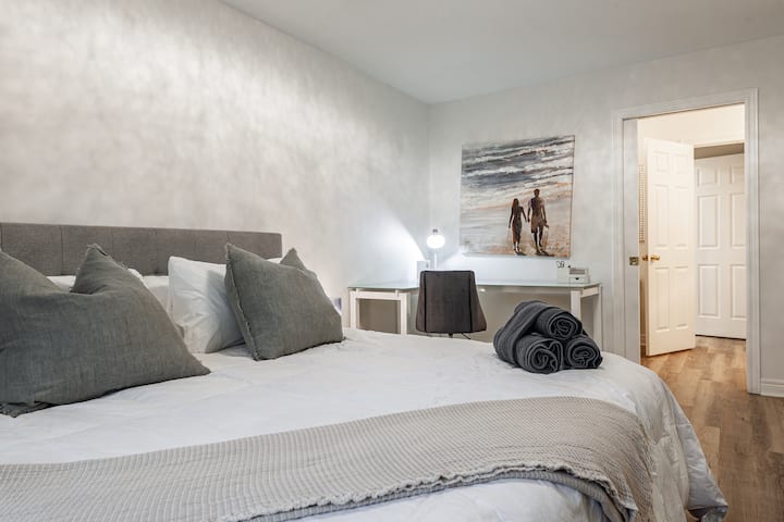 Cama tamaño king tamaño king con baño privado y espacio de trabajo. ¡Habitación extra grande!