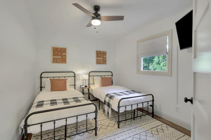 Bullfrog 2nd bedroom 