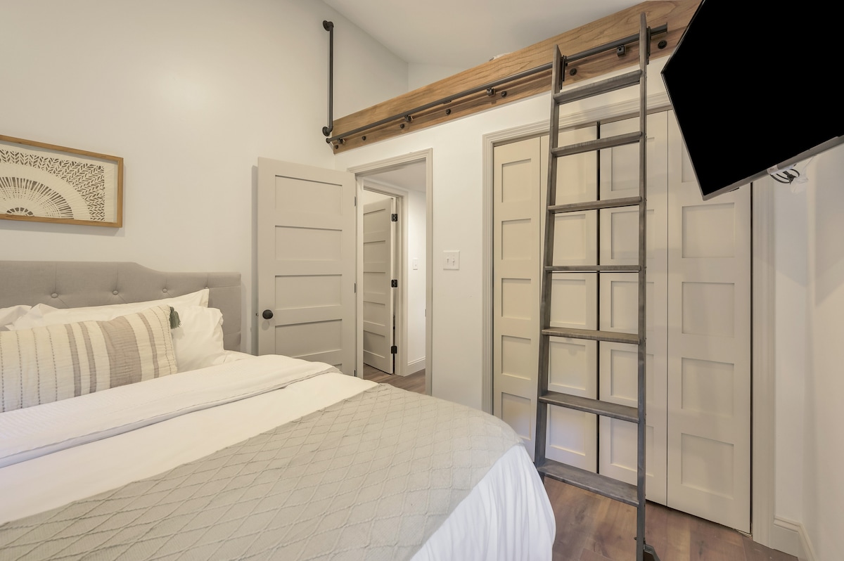 带Loft的蓝鸟加大双人床房