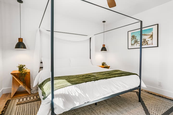 La suite principal tiene una cama con dosel tamaño king, un colchón supercómodo y sábanas de calidad hotelera.