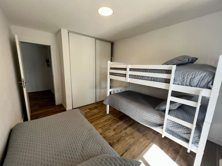 Dhoma e tretë e gjumit me krevat marinari dhe krevat marinari (4 krevate).