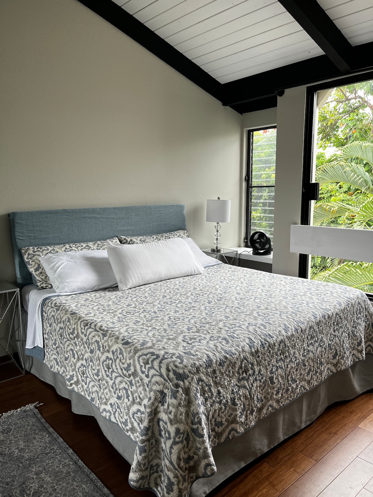 Лебдам во удобни брачни кревети и во главната спална соба и во поткровјето. 