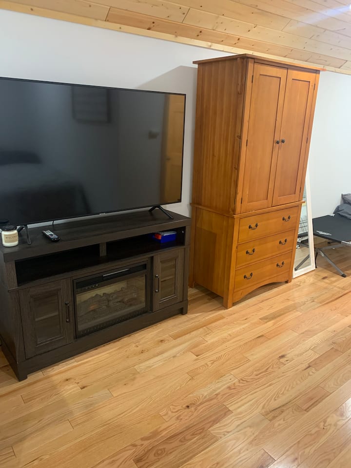 Pametni TV i ormar u gornjoj spavaćoj sobi 