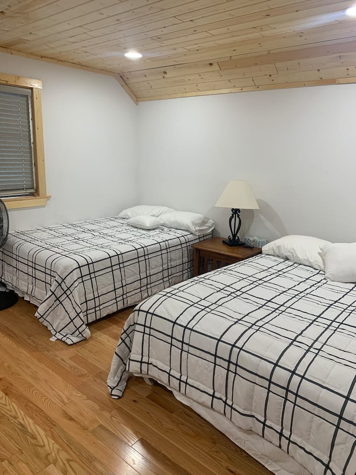 Daleko gornja spavaća soba. Zapravo ima 3 kreveta. 1 bračni krevet (160x200) i 2 osobe pune veličine.