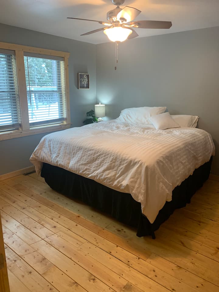 Spavaća soba na glavnom katu. Bračni krevet (180x200). Povezan s kupaonicom.