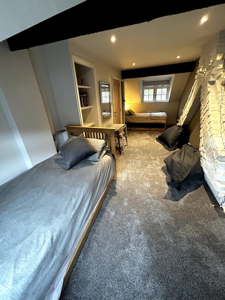 Upstairs twin bedroom.