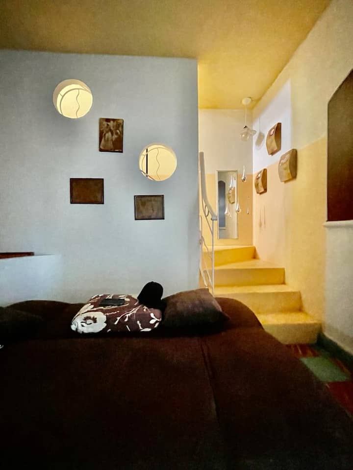 Во другиот престој, во студиото, имаме удобен кауч на спуштање со големина на брачен кревет (широк 150-179 см). / Во другата соба, во кабинетот, имаме удобен двоен кауч на спуштање.