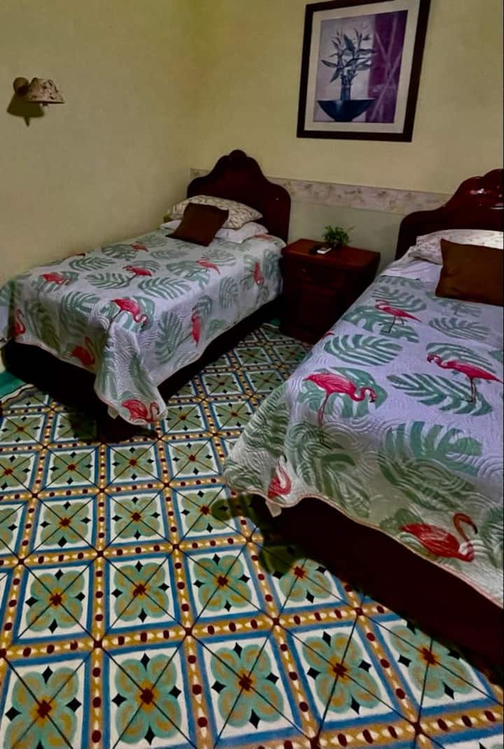 А во ова друго сместување се наоѓаат двата двокреветни кревета, со сопствена бања. /А во оваа друга соба се наоѓаат двата единечни кревета, со сопствена бања.