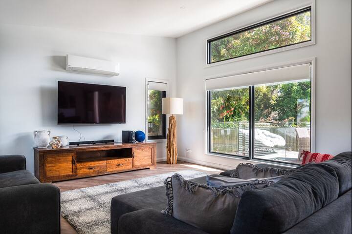 Flowering Gum House – Featuring 2 Master Bedrooms! gallery image 2