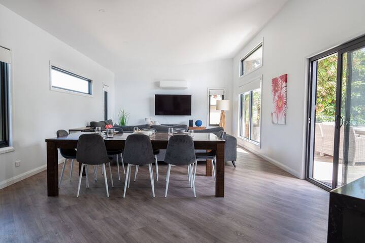 Flowering Gum House – Featuring 2 Master Bedrooms! gallery image 3