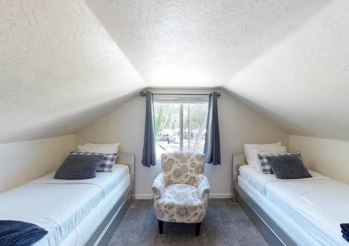 ห้องนอนชั้นบน #4 พร้อมเตียงแฝด 4 หลังเหล่านี้เป็นเตียงแบบมีล้อ 