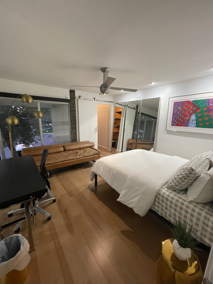 Საძინებელი 3 - ლოფტი / სამუშაო სივრცე - საწოლი 152 × 203 სმ