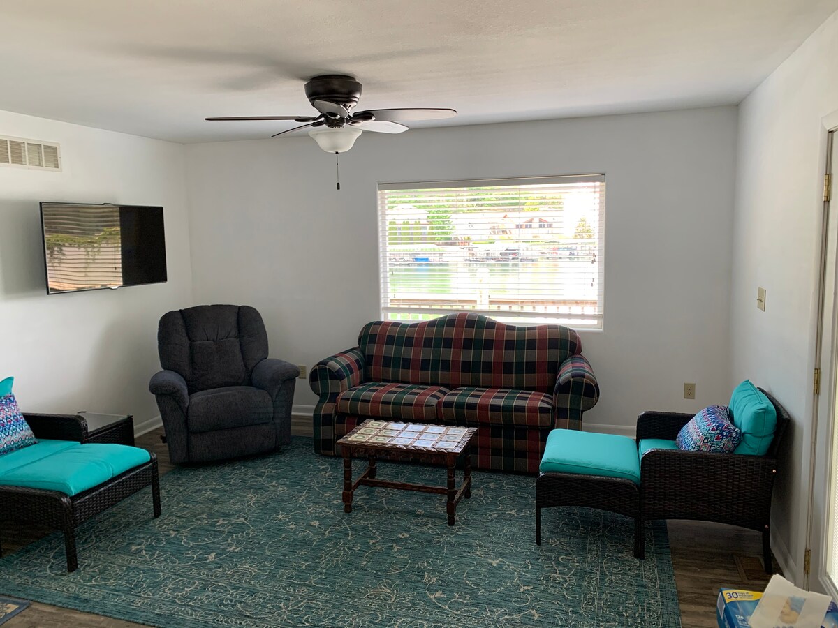 客厅配有沙发床、躺椅、咖啡桌和两把带脚垫的躺椅。 观景窗正对着奥索卡湖，您可以欣赏到如画的日落美景。