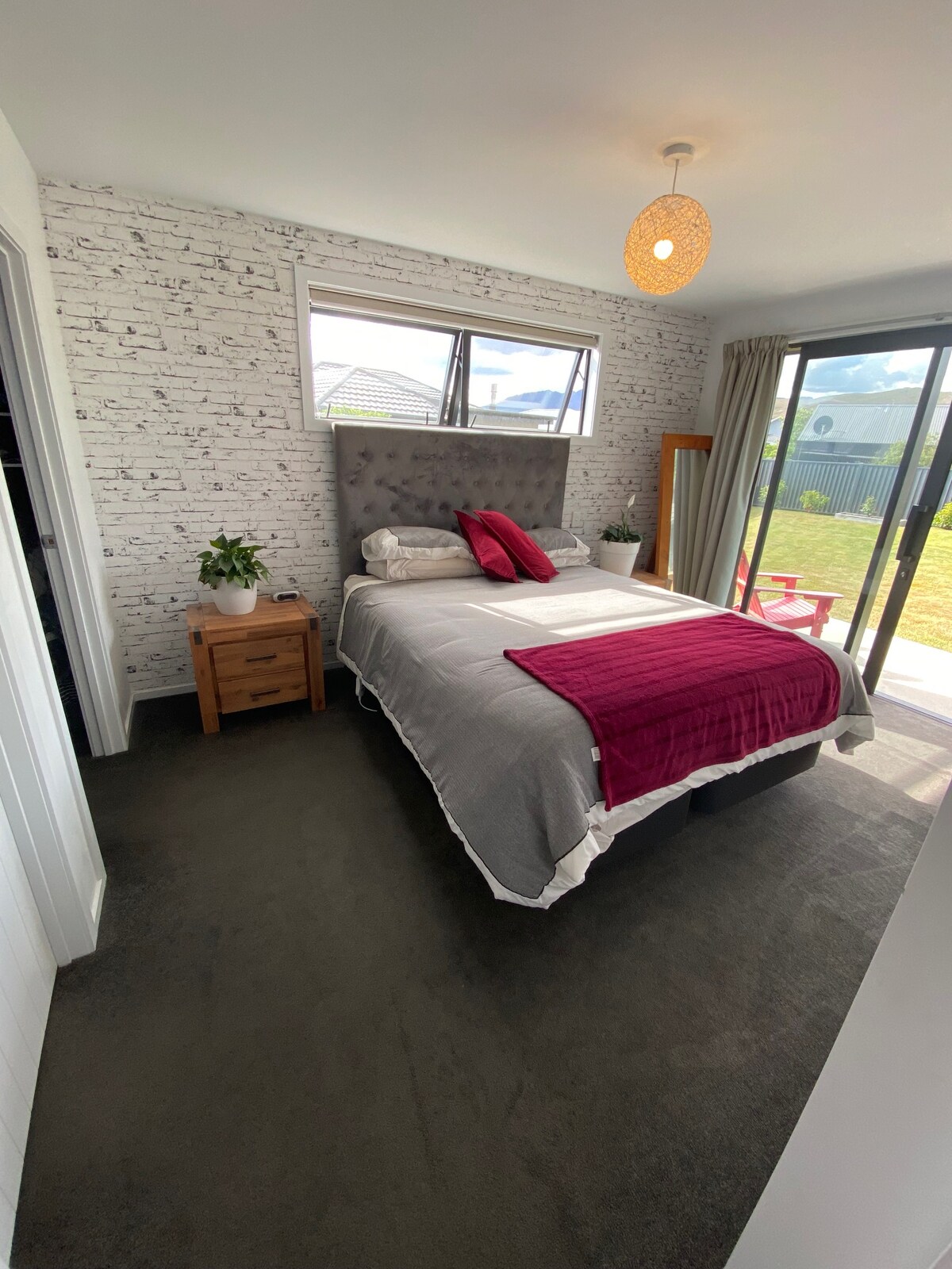 غرفة نوم رئيسية مع جناح داخلي