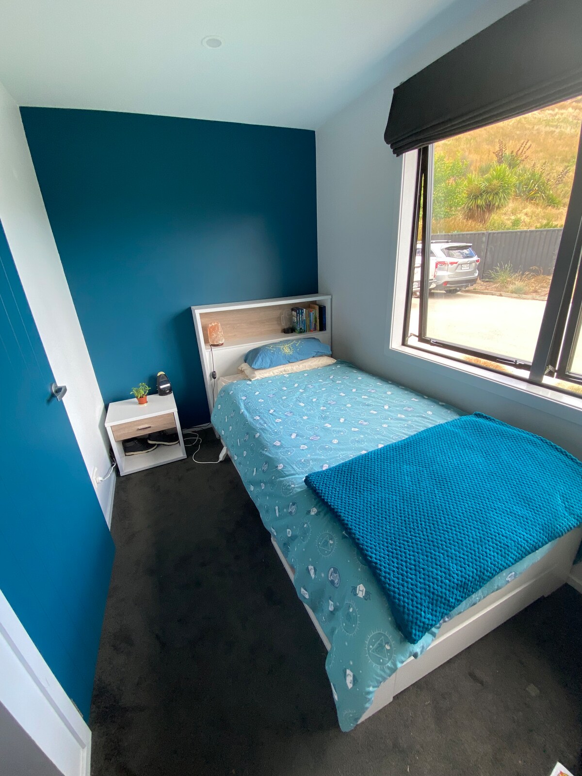 غرفة نوم مفردة بسرير كبير