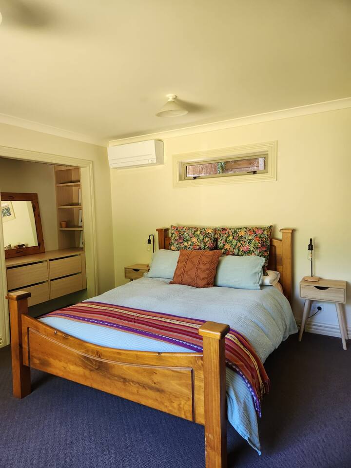 غرفة نوم تضم سرير ملكة