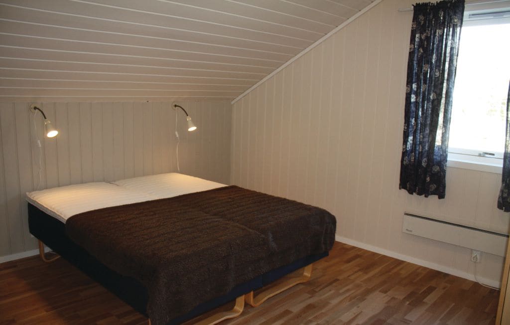 2 spavaće sobe s madracima Wonderland u bračnim krevetima.  2 spavaće sobe s 2 kreveta za jednu osobu. Popluni i jastuci . Posteljina i ručnici mogu se iznajmiti ako se ne ponesu