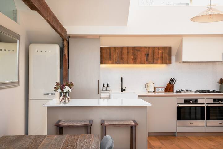 Waterfront Loft | Salamanca & River Views gallery image 5