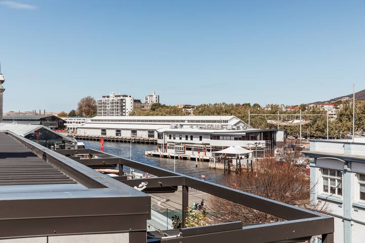 Waterfront Loft | Salamanca & River Views gallery image 2