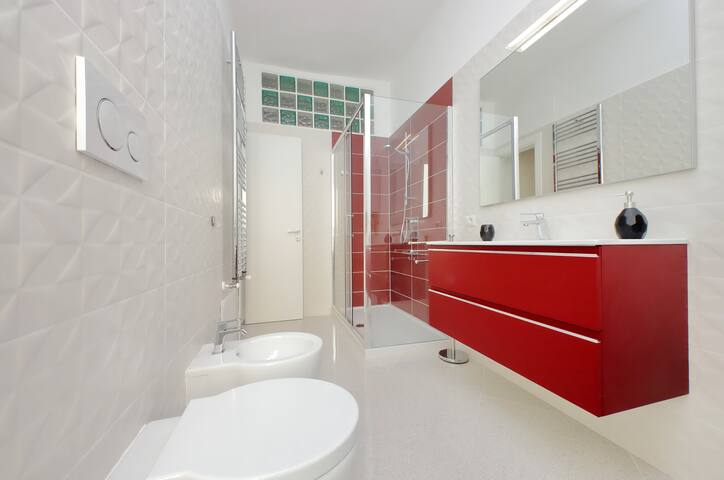 Luminoso appartamento per otto persone gallery image 4