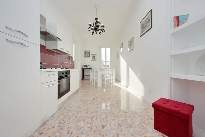 Luminoso appartamento per otto persone gallery image 3