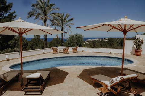 Anuncio de Airbnb popular: Luxury Villa With Sea View Ibiza en Sant Josep De Sa Talaia