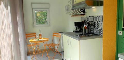 Popular Airbnb listing: Cozy cocoon, all comfort, wooded area, swimming pool in Fréjus