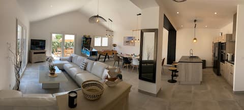 Top performing Airbnb: New family home 800 meters from the ocean in Brem Sur Mer