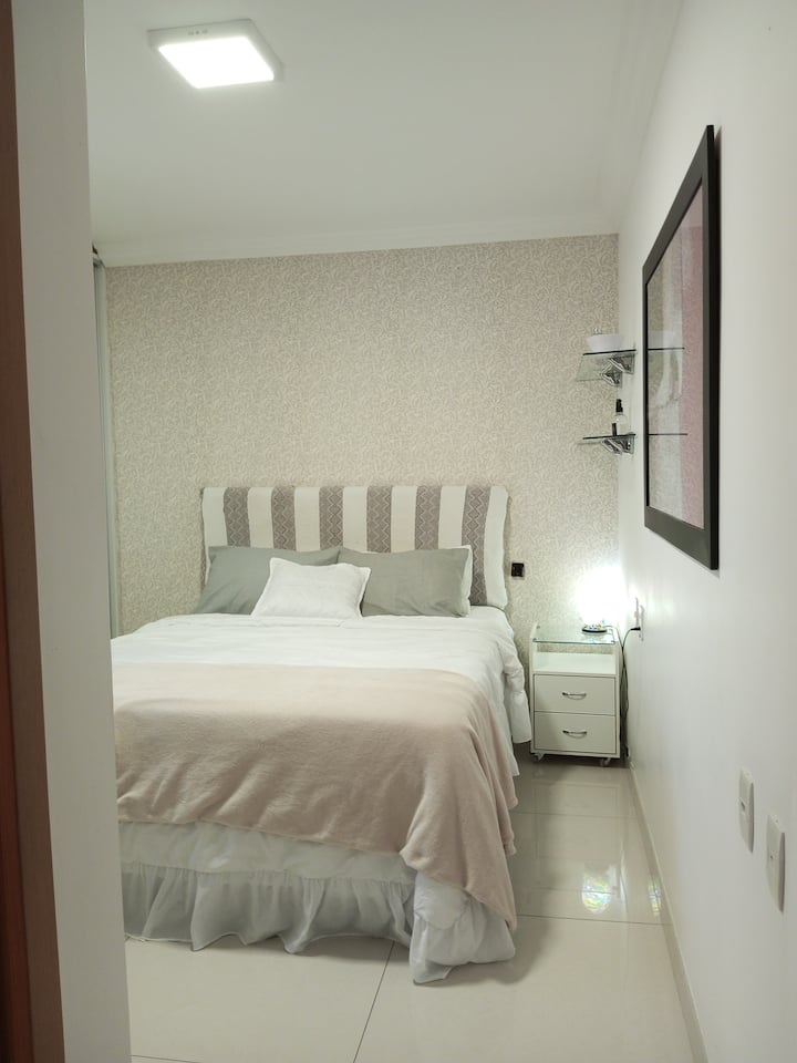 Apartman u spavaćoj sobi. sa zrakom .
