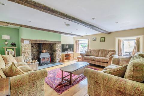 Top Airbnb: Luxury Farmhouse Retreat with Private Hot Tub & EV in North Devon
