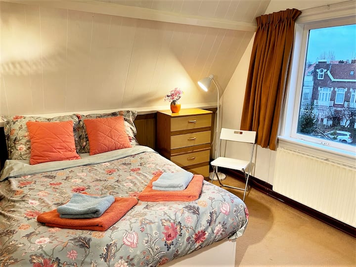 Малка, но удобна спалня. Добро качество на изтривалката за допълнителни високи хора: размер 140 x 220. Има вграден малък гардероб и огледало. Затъмняващи завеси ( 80%)