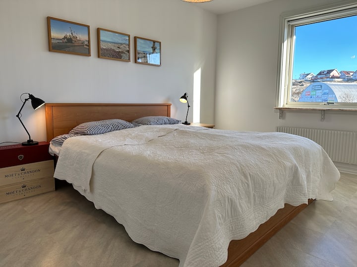 Chumba cha kulala chenye nafasi kubwa na kitanda maradufu cha kustarehe