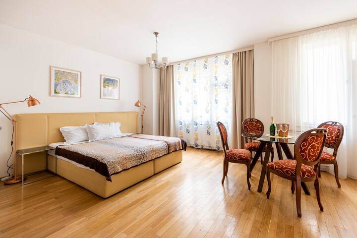 Apartment next to Charles Bridge! 3 bathrooms! gallery image 3
