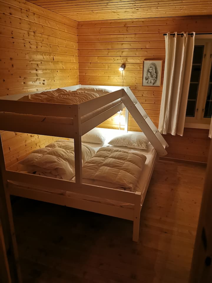 غرفة النوم رقم رقم: سرير بطابقين مع مرتبة واسعة في الطابق السفلي. 