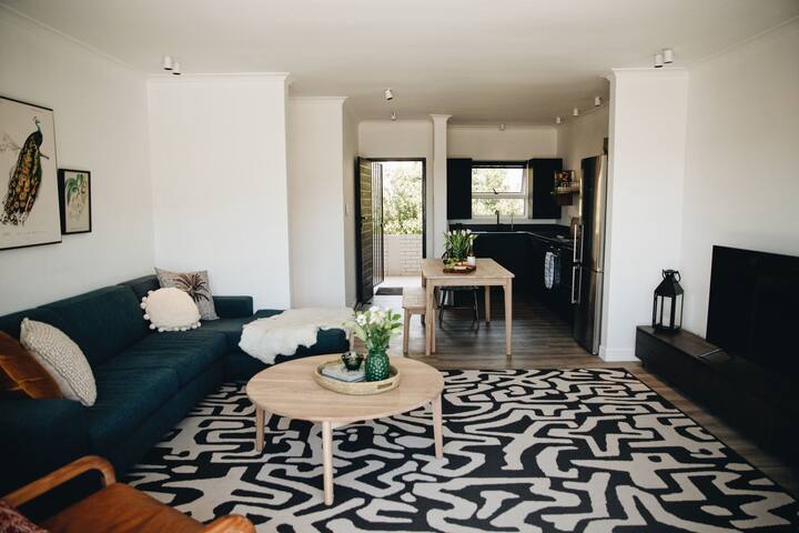 Beautiful Oranjezicht Apartment with great views. gallery image 2