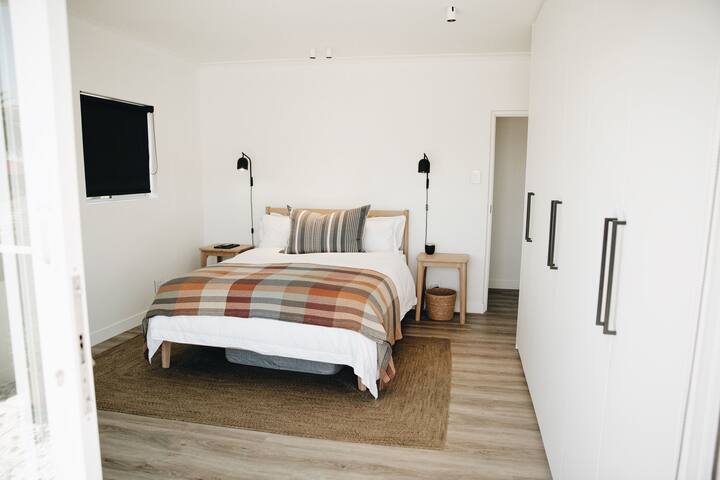 Beautiful Oranjezicht Apartment with great views. gallery image 5