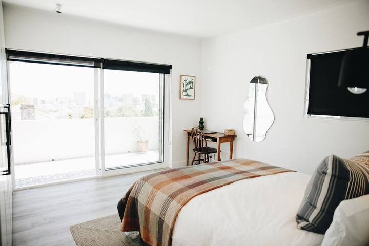 Beautiful Oranjezicht Apartment with great views. gallery image 4