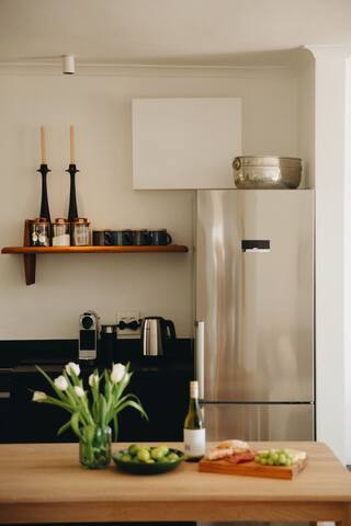 Beautiful Oranjezicht Apartment with great views. gallery image 3