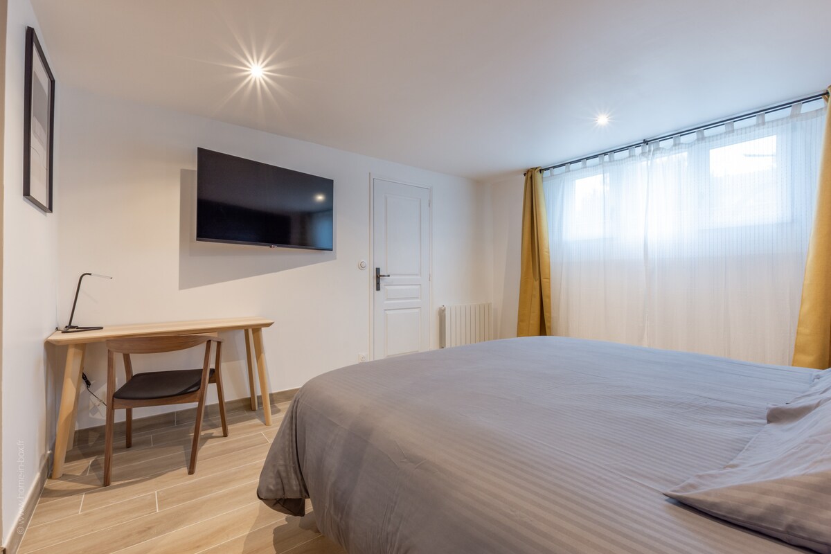 krevat dopio "king size" dhe televizor 125 cm