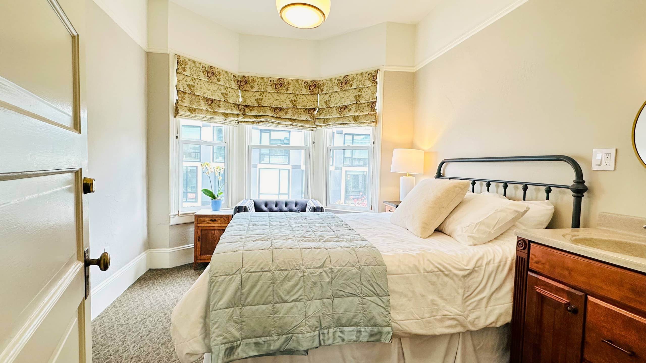 Home in San Francisco · ★4.85 · 5 bedrooms · 6 beds · 2 baths - Image 19