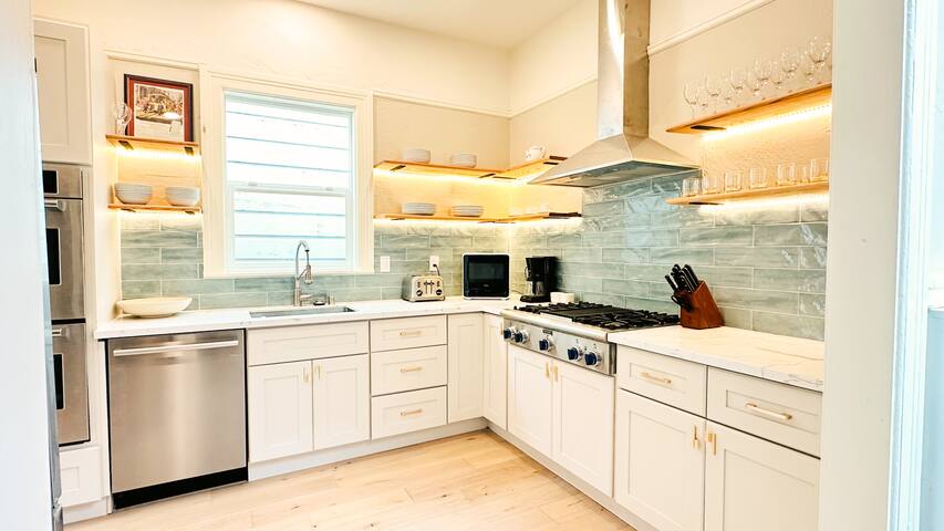 Entire 5BR Flat in Duboce Triangle, Natural Light! gallery image 3
