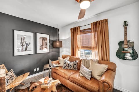 Top Airbnb: 1940s TX Bungalow - LG Fenced Yard! 15m to DT! in Cherry Creek
