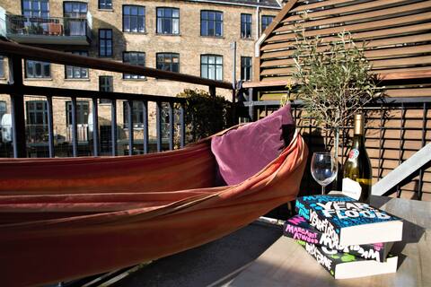 Successful Airbnb property: Central location – balcony and hammock in Vesterbro Kongens Enghave