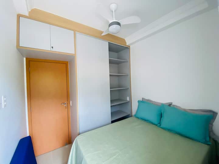 Dormitorio, cama doble y colchón...