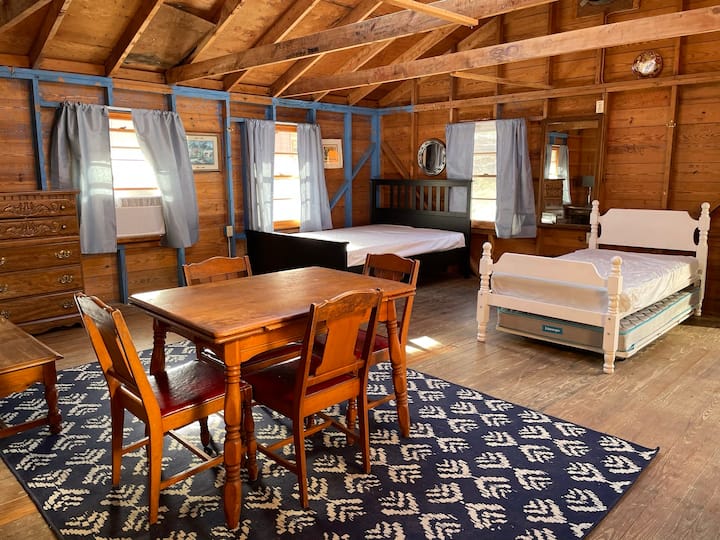 Lilac Side: queen bed, twin bed, & trundle twin bed