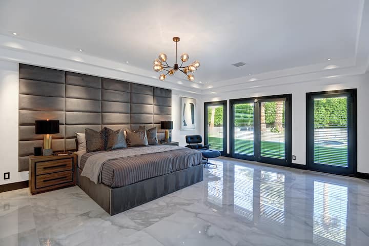 Dormitor principal cu pat matrimonial, birou privat cu șemineu și baie privată 