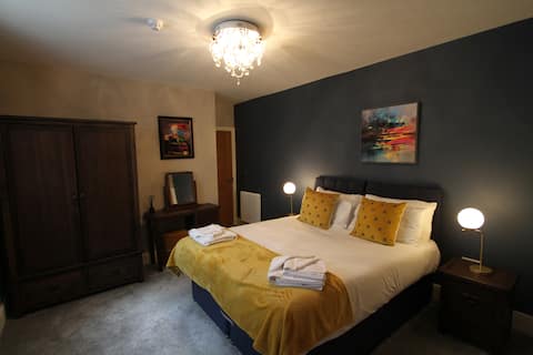 Ground floor 2 bedroom Penthouse Apt