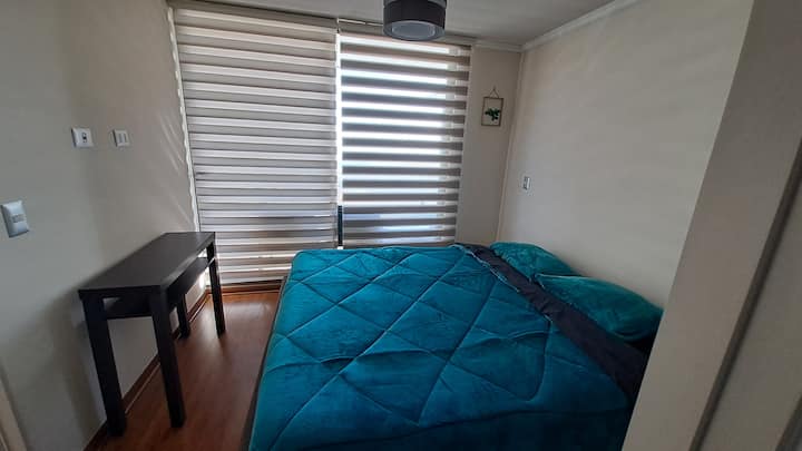 Soba br. 1 s bračnim krevetom i pogledom na ocean, prozori s izlazom na balkon.
