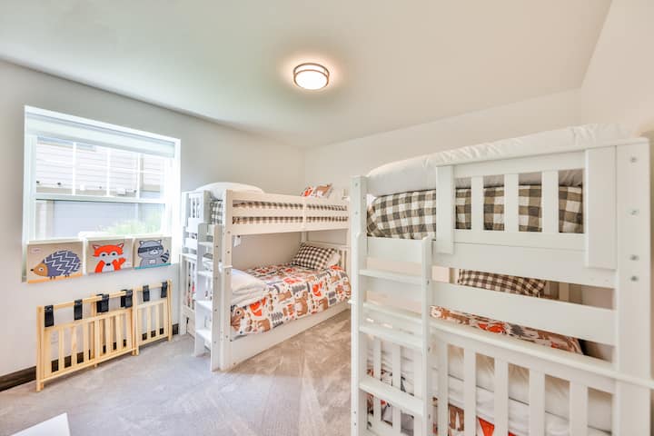 Schattige stapelbedkamer met twee stapelbedden met onderzetter.