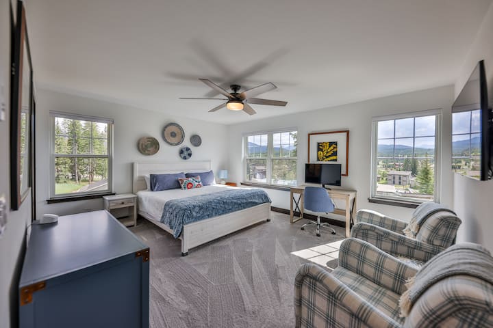 Je zult het moeilijk hebben om te beslissen welke de beste kamer is. De suite op de bovenste verdieping biedt een prachtig uitzicht met eigen werkruimte (als dat nodig is).